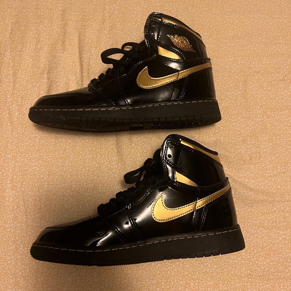 Air Jordan 1 Retro High OG GS 'Black Metallic Gold' - Picture 3 of 11